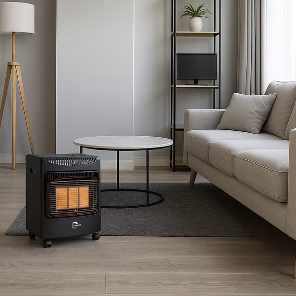Gasheizer Sannover im modernen Wohnzimmer mit Sofa, Couchtisch und Stehlampe für behagliche Wärme.