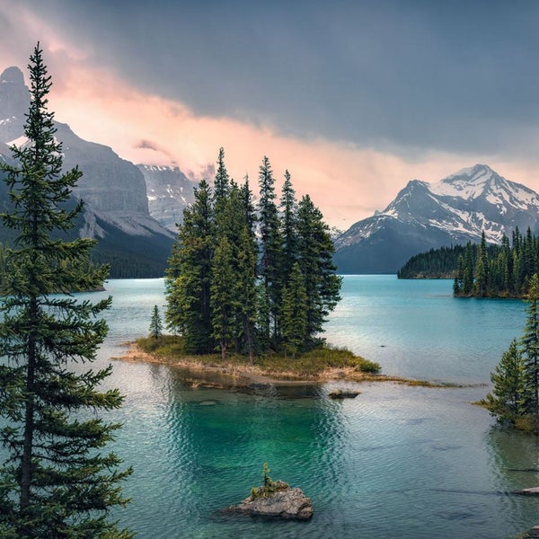 Landschaft mit See, Insel mit Bäumen und Bergen