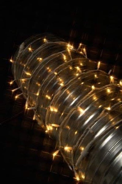 Silberner flexibler Lüftungsschlauch mit warmweißer Lichterkette