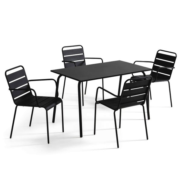 Gartenmöbel-Set aus schwarzem Metall, bestehend aus einem rechteckigen Tisch und vier Stühlen mit Armlehnen.