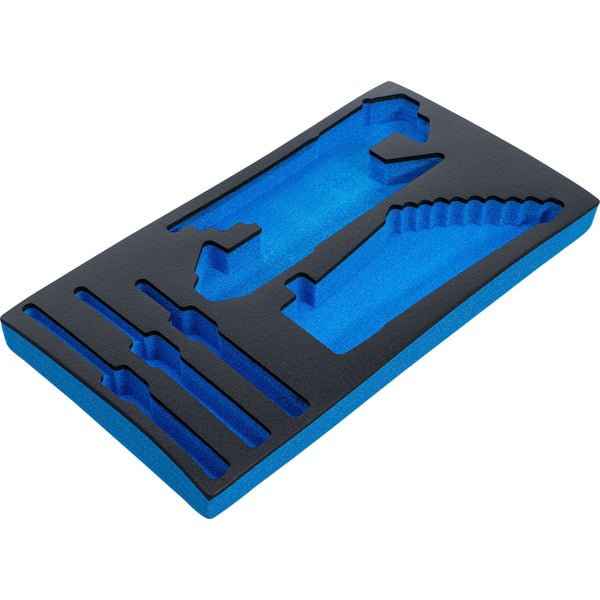 Thuja-Formgehölze in braunen Pflanztöpfen mit mehreren kugelartigen Laubwolken an schlanken Stämmen, in einer Baumschule aufgestellt.