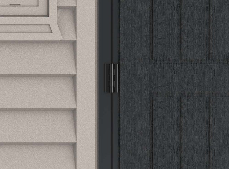 Detailaufnahme eines Türscharniers an einer Haustür mit Holzstruktur neben einer Fassadenverkleidung.