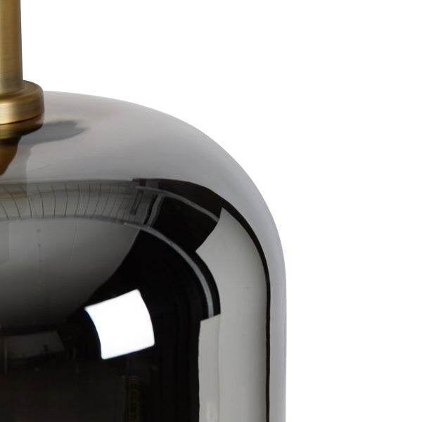 Detailaufnahme einer Hängeleuchte mit Rauchglas