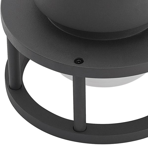 Nahaufnahme einer anthrazitfarbenen Außenleuchte aus Metall mit weißem Diffusor.