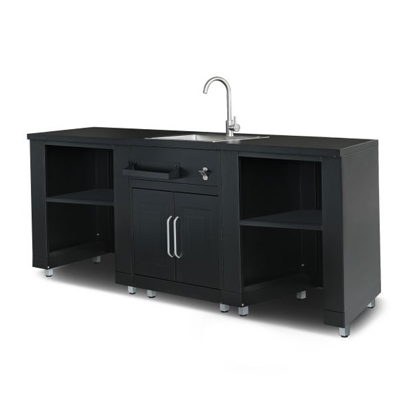 Außenküchenmodul mit Edelstahlspüle und Armatur. Schwarzes Metallgestell mit Schranktüren und zwei offenen Regalfächern.