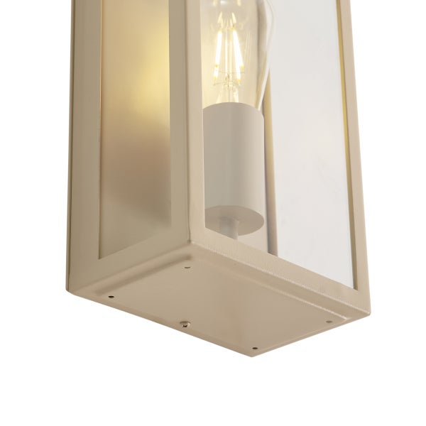 Beige rechteckige Außenwandleuchte aus Metall und Glas mit sichtbarem LED-Leuchtmittel.