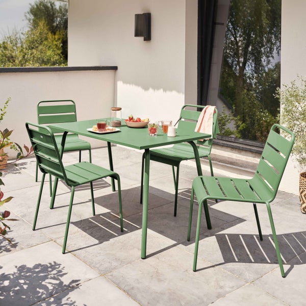 Modernes Gartenmöbel-Set aus Metall mit rechteckigem Tisch und vier Stühlen auf einer hellen, geordneten Steinterrasse mit Snacks.