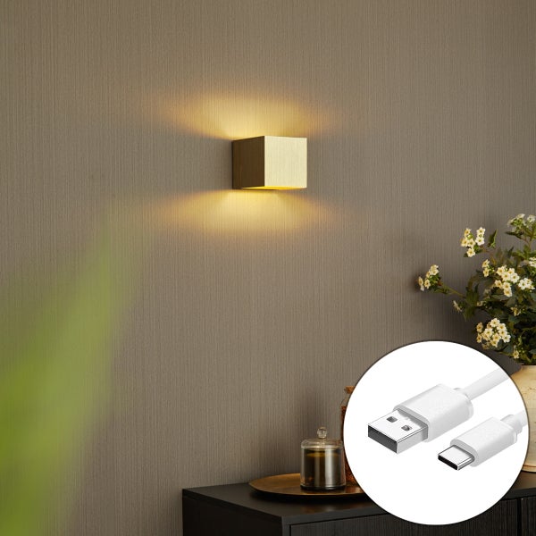 Wiederaufladbare LED Wandleuchte in Gold Würfelform mit Lichteffekt oben und unten inklusive USB Ladekabel.