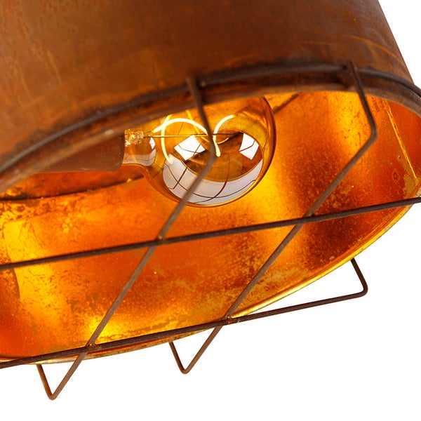 Detailansicht einer Deckenleuchte mit Metallschirm und Leuchtmittel