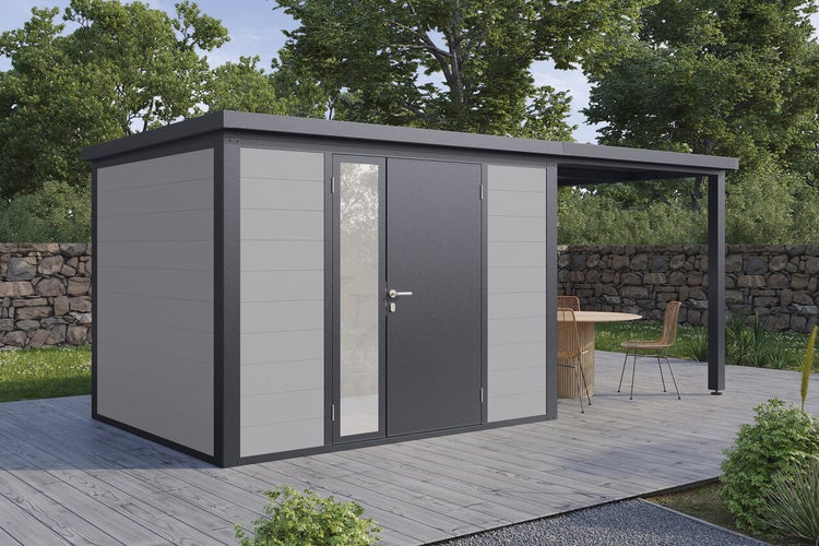 Modernes Gartenhaus aus Metall mit Pultdach, Tür mit Glaseinsatz und seitlichem Anbau auf einer Holzterrasse im Garten.