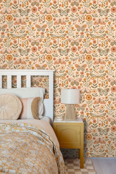 Schlafzimmer mit floraler Tapete mit Schmetterlingsmotiv, Nachttisch und Bett