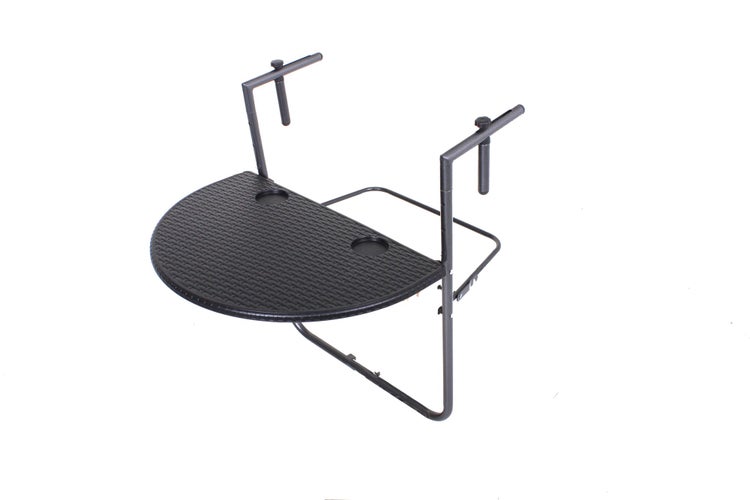 Balkon-Hängetisch mit halbkreisförmiger Platte in Rattan-Optik, zwei Getränkehaltern und verstellbarem Metallgestell.