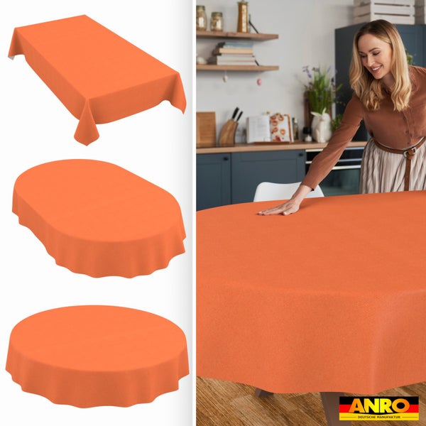 Orangefarbene Tischdecke in rechteckiger, ovaler und runder Form; Frau glättet Decke auf einem Tisch in einer hellen Küche. ANRO Logo.