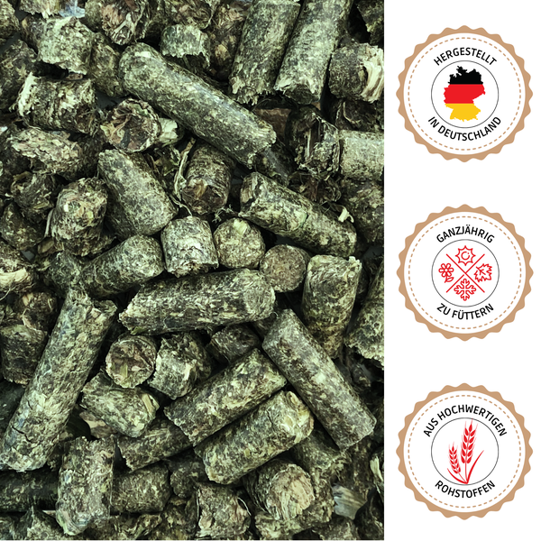 Pferdefutter-Pellets mit den Siegeln 'Hergestellt in Deutschland', 'Ganzjährig zu füttern' und 'Aus hochwertigen Rohstoffen'
