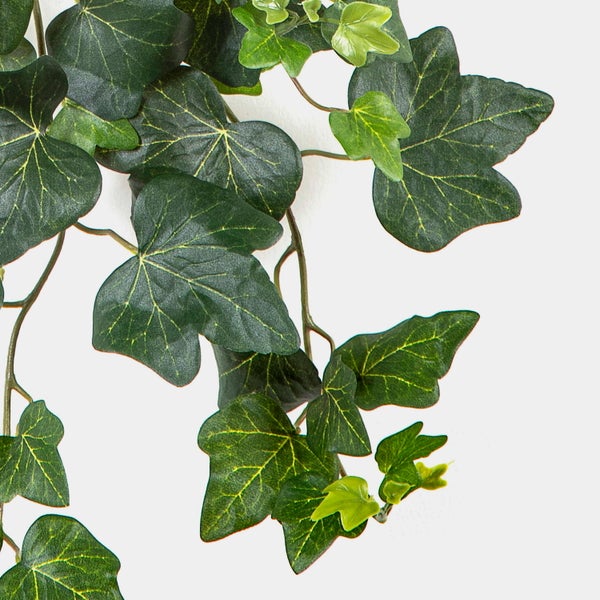 Künstliche Efeuranke mit grünen herzförmigen Blättern und detaillierten Blattadern für die Dekoration.