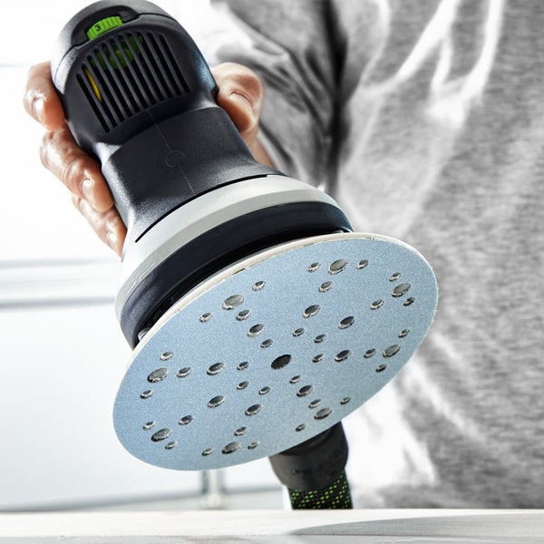 Handschleifer beim Schleifen einer Oberfläche