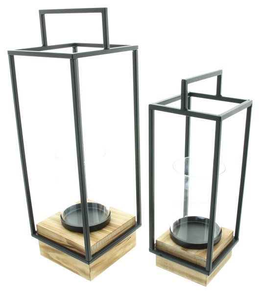 Zwei Windlichter mit Metallrahmen, Glaseinsatz und Holzfuß