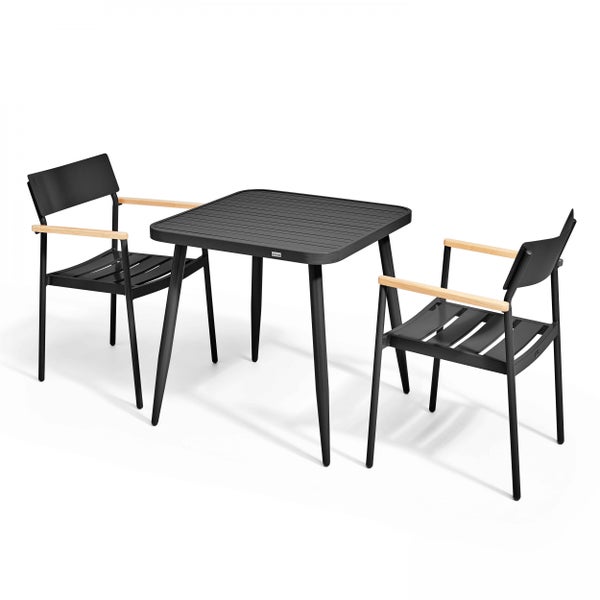 Quadratischer Gartentisch aus schwarzem Kunststoff mit Lattenoptik und vier ausgestellten Beinen.