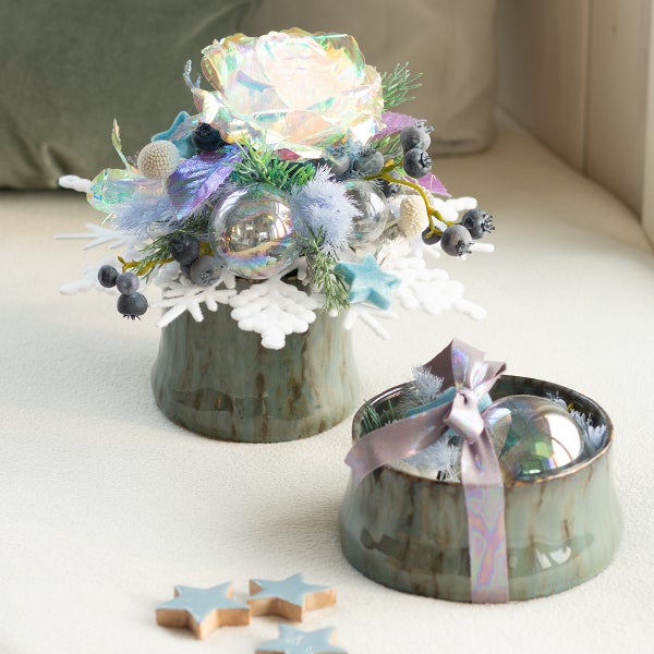 Dekoratives Gesteck mit Kunstblume, Kugeln, Beeren und Sternen in einer Vase