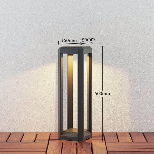 Moderne Außen-Sockelleuchte in Anthrazit auf Holzterrasse, Höhe 500 Millimeter, Breite und Tiefe 150 Millimeter, mit LED-Licht.