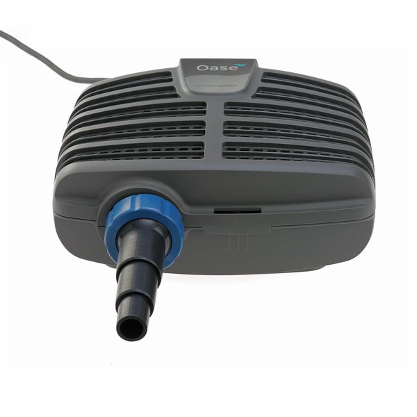 Oase Teichpumpe aus Kunststoff mit grauem Gehäuse, blauem Schlauchanschluss und Oase Logo.
