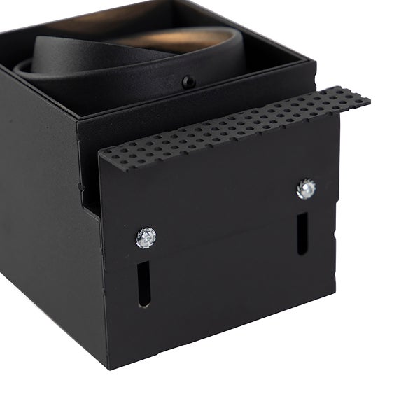 Schwarzer quadratischer Einbaustrahler aus Metall mit perforierter Halterung und sichtbaren Schrauben.