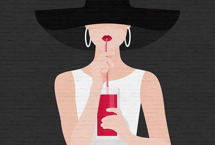 Moderne Fototapete mit Illustration einer Frau mit schwarzem Hut und einem Glas vor einer dunklen Backsteinwand.