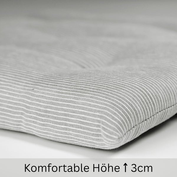 Gestreiftes Sitzkissen mit einer Höhe von 3 Zentimetern.
