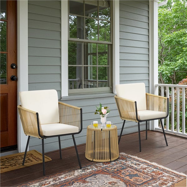 Zwei moderne Gartenstühle mit beigem Seilgeflecht, cremefarbenen Kissen und passendem Beistelltisch auf einer Terrasse.