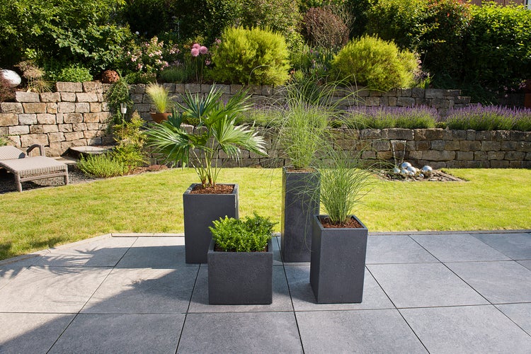 Scheurich C-Cube 30, Pflanzgefäß/Blumentopf/Pflanzkübel, quadratisch,  aus Kunststoff Farbe: Stony Black, 28,5 cm Durchmesser, 27 cm hoch, 18 l Vol.