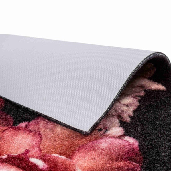 Detailansicht eines Teppichs mit Blumenmuster und Textilrücken