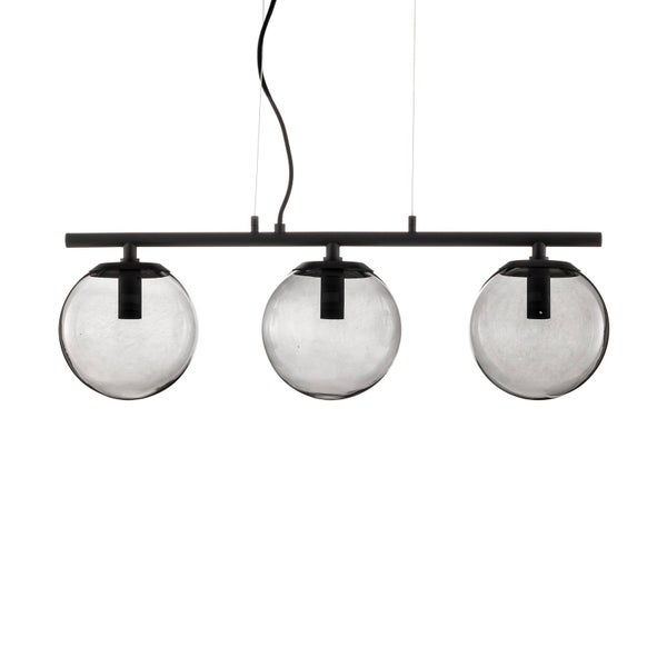 Dreiflammige Pendelleuchte mit Glaskugeln und schwarzer Metallstange.