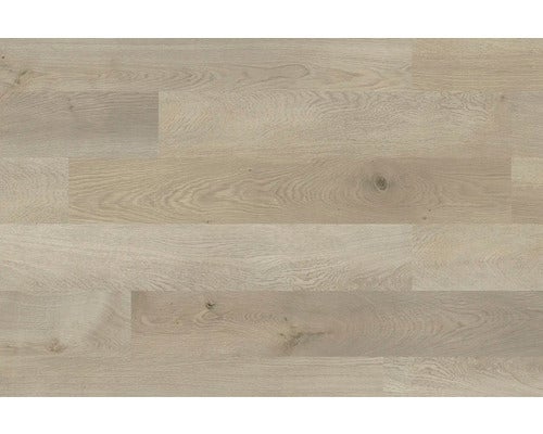 Laminatboden in heller Eichenoptik mit sichtbarer Holzmaserung und Astlöchern.