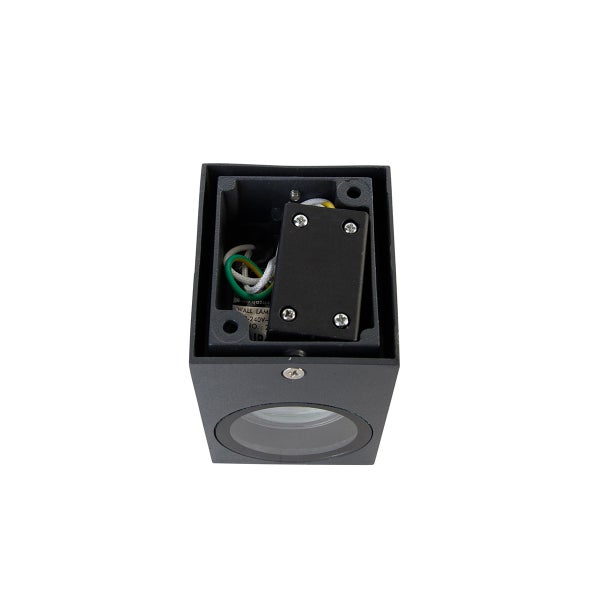 Innenansicht einer quadratischen Wandleuchte mit elektrischen Anschlüssen, Erdungskabel und schwarzer Anschlussdose.