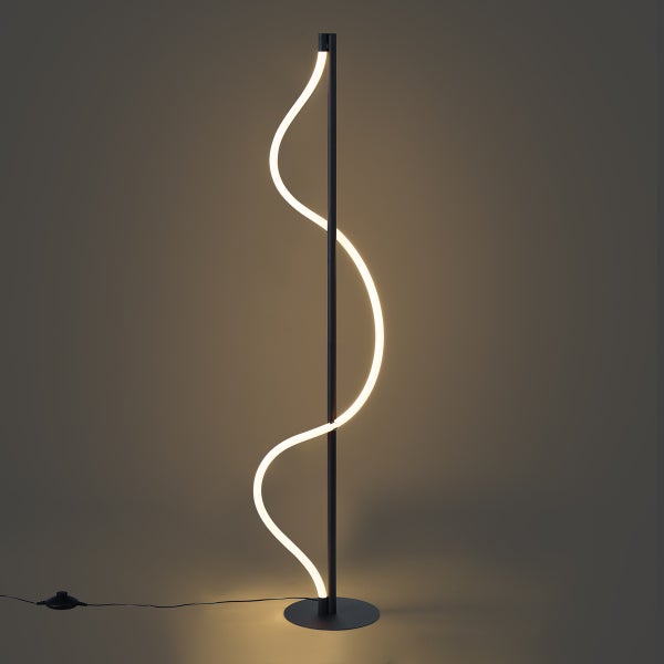 Schwarze Stehlampe mit geschwungenem Leuchtelement