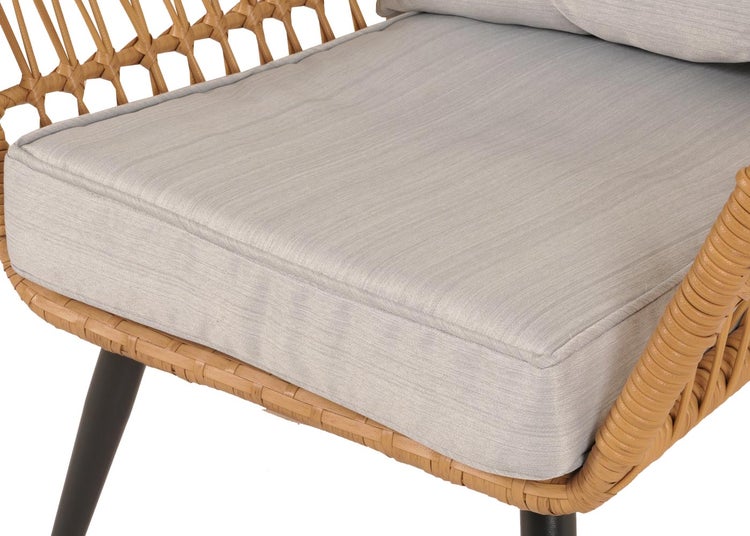 Detailansicht eines Korbsessels mit Sitzkissen