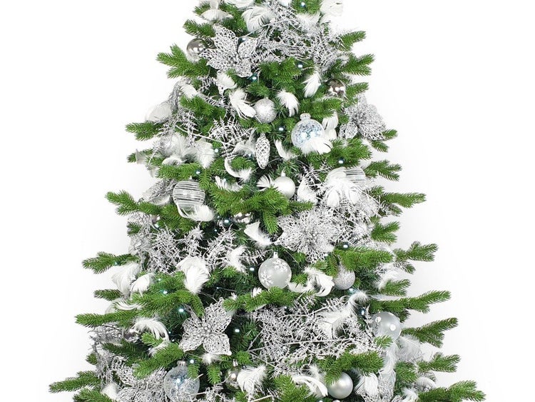 Festlich geschmückter Weihnachtsbaum mit Kugeln, Federn und glitzernden Blumenornamenten als Weihnachtsdekoration.