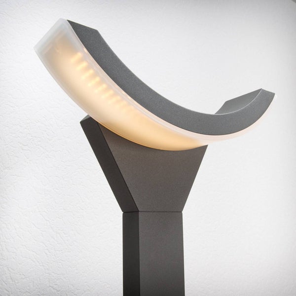 Moderne Wegeleuchte mit bogenförmigem LED-Kopf und grauem Metallgehäuse.