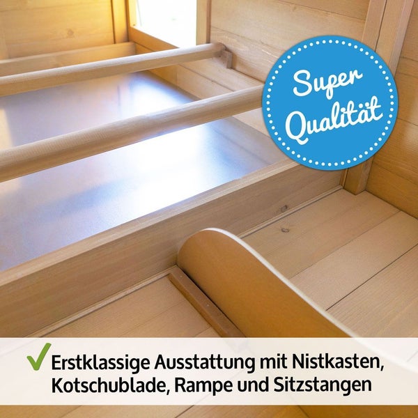Innenansicht eines Hühnerstalls aus Holz mit Nistkasten, ausziehbarer Kotschublade, Rampe und Sitzstangen sowie Qualitätssiegel.