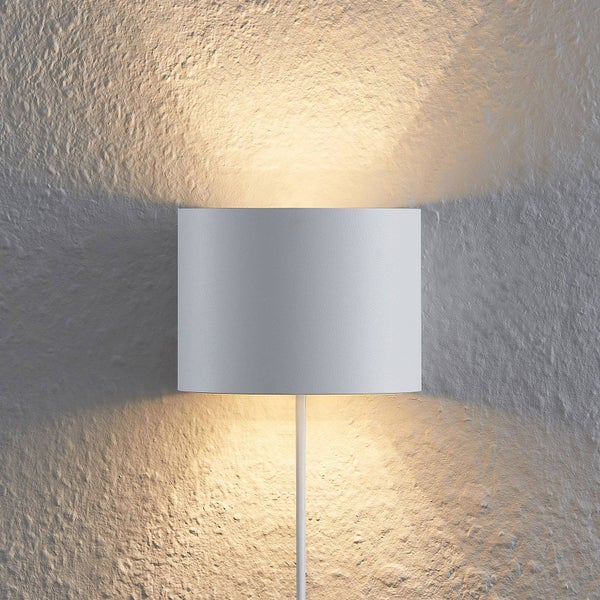 Innenraum mit offen stehender, schwarzer Stahltür mit Glaseinsatz