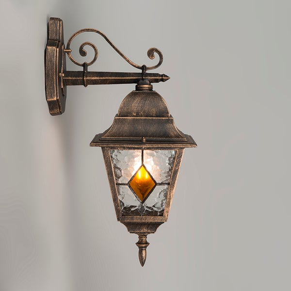 Klassische Außenwandleuchte aus Metall in Bronze-Optik mit strukturiertem Glas, gelbem Rauten-Detail und dekorativem Wandarm.