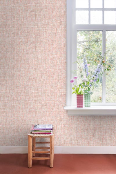 Raumansicht mit Textiltapete, Fenster und Dekoration