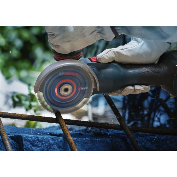 Eine Person schneidet mit einer Flex Stahlstäbe