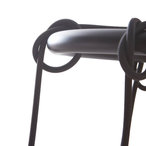 Detailaufnahme einer schwarzen Lampe mit Textilkabel