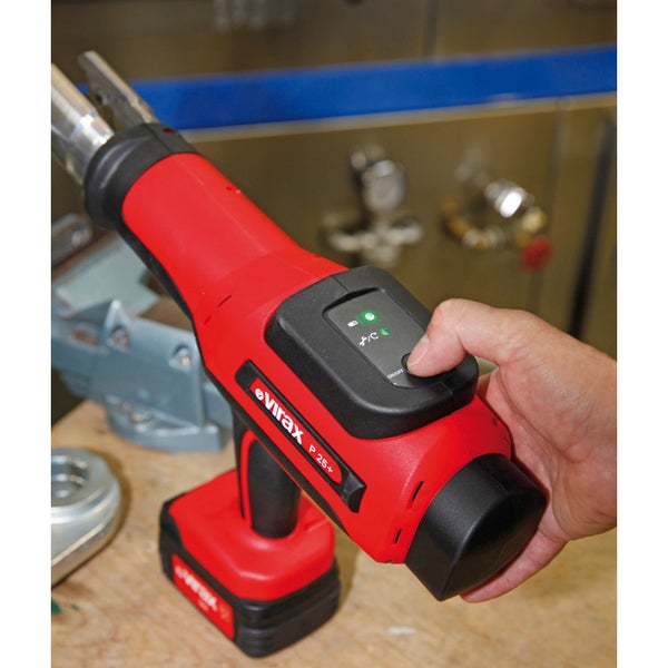 Bohrer- und Bit-Set von Bosch mit Hand auf Holztisch