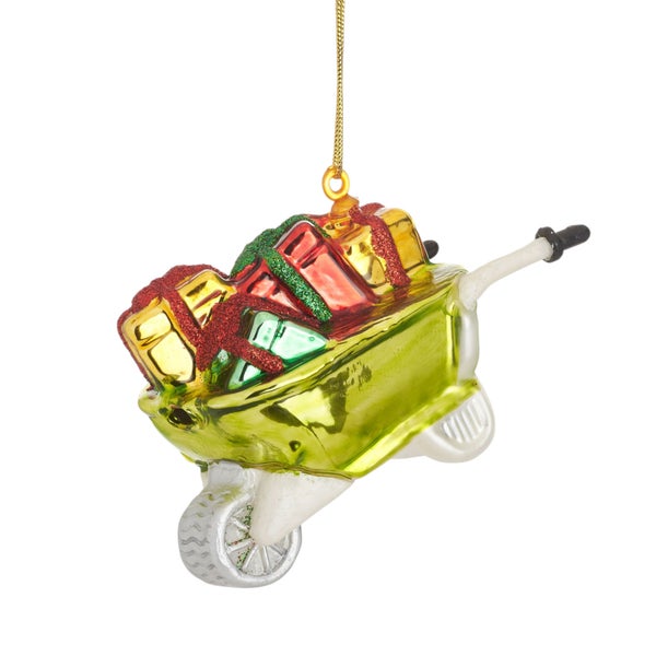 Dekorativer Christbaumanhänger in Form einer Schubkarre mit Geschenken