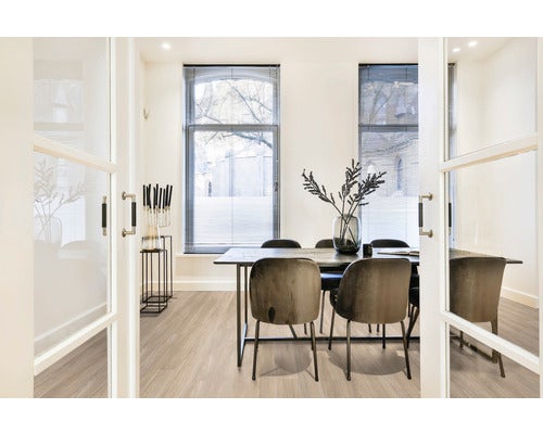 Innenraum mit Esstisch, Stühlen und Holzboden