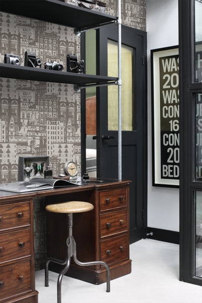 Bürogestaltung mit Schreibtisch, Stuhl, Regalen und dekorativer Wandtapete.