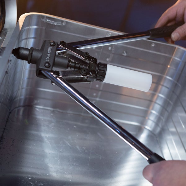 Stahlwerk Blindnietzange im Einsatz bei der Montage in einer Aluminiumbox.