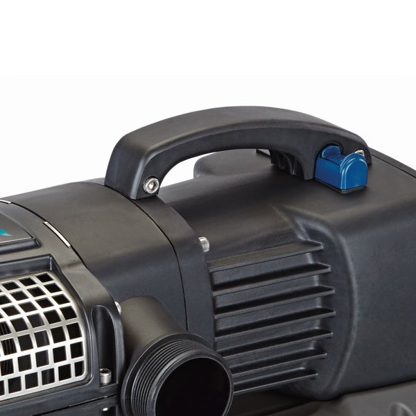 Detailansicht einer Gartenpumpe mit Tragegriff, Kühlrippen und Gewindeanschluss.